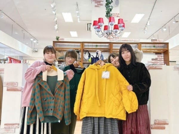 髪型、髪色、ピアス、服装は自由です。思いっきりおしゃれしながら働けます。もちろん試着自由！コーディネートが上手くなりますよ！