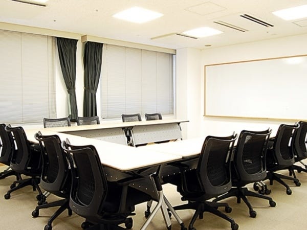 社会人の方の副業の軽作業清掃・研修施設設営スタッフ・採用担当