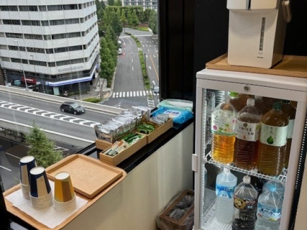 お茶やドリンクは業務中に自由に飲めます。