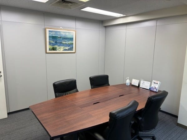 応接室１。壁の絵画は季節ごとに取り換えています。