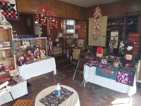 お店の様子。利用者様作品、手芸教室の作品、バザー品等を展示販