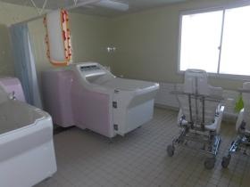 特殊浴槽 専用機器により座ったまま入浴できます