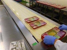 オリワンフーズ（弁当盛付コンベア）