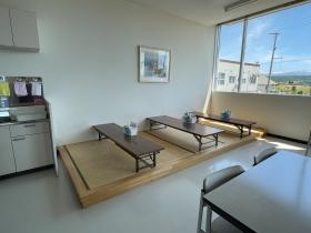 休憩室の一部に小上がりがあります。横になって休めます。