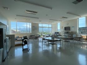 食堂（休憩室）になります。給茶機があり自由に飲めます。