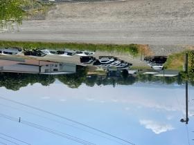 従業員の駐車場になり。会社から道路を挟んだ目の前にあります。