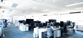 オフィス（広々としたオフィス、大型空気清浄機完備）