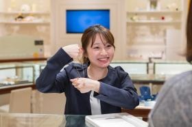 この仕事の魅力は、来店されたお客様との会話です。