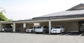 屋根付き駐車場完備（車いす社員専用）