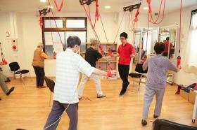トータルリハセンター レッドコードを使用した運動指導の様子１