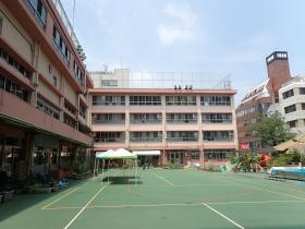 園庭から見た園舎