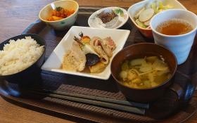 お昼は社員食堂で作った出来たての昼食が食べれます
