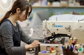 生産部ではボタンホール、ボタン付けも行います。