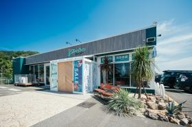 南国風なアウトレット店は軽自動車から普通車まで商談可能です！