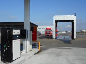 施設内に自家燃料給油所と自走式自動洗車機完備！