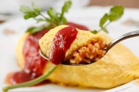 定番の「チキンライスのオムライス」！一度お試し下さい！