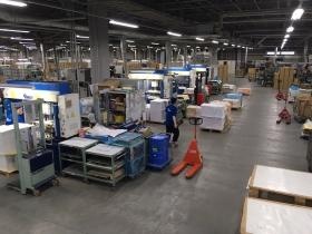 広々とした構内に様々な機械がセットされております