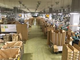 通路の両側に機械が並びます