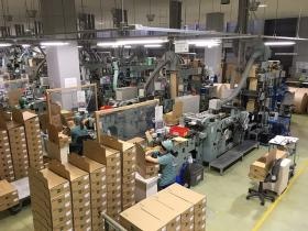 機械で作った封筒を箱に詰めます