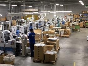 機械に紙をセットしてます