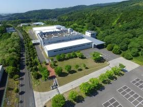 自然に抱かれた緑豊かな工場です