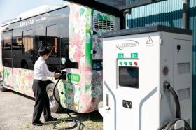 ＥＶバス充電中