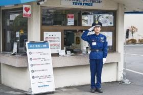 当社の基本制服です。敬礼にて挨拶をします！