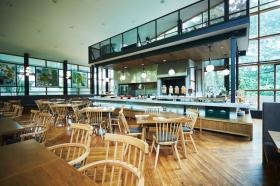 フロントからレストランサービスまで幅広い職種があります