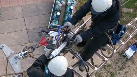 電線の圧縮作業