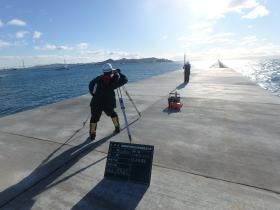 室蘭市崎守防波堤工事で現場測量をしている状況