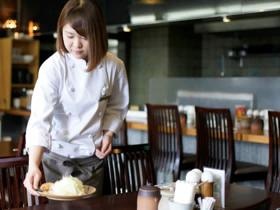 店舗スタッフ（ホール）仕事風景