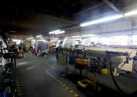 機械加工の工場内。自動ＣＮＣ自動旋盤が並んでます。