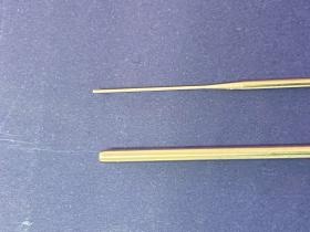 医療関連の細物加工。直径１～３ミリ。長さ１５０ミリ程度。