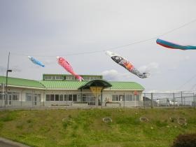 鯉のぼりと都南あけぼの荘