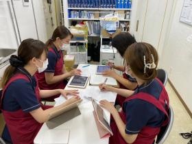 ｉＰａｄを用いた勉強会の写真です。