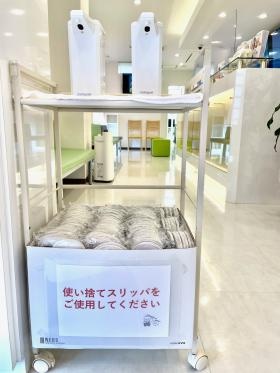 患者様には使い捨てスリッパを使用していただいております。