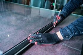 本社倉庫ガラス切断風景