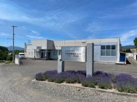 当社の外観になります。今年もラベンダーがきれいに咲きました！