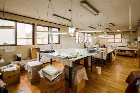縫製棟１階にある生産部です。検品等行います。