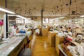 縫製棟２階にある縫製部です。横から撮影。