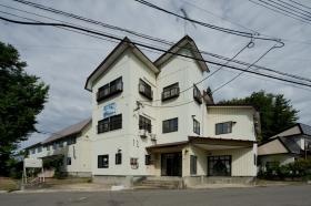 工場の外観です。縫製棟、裁断棟の２棟です。