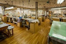 縫製棟２階にある縫製部です。