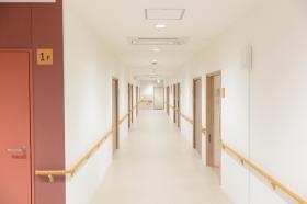 廊下。できるだけ施設や病院色をなくすようにしています