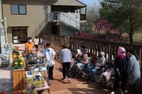 施設内ウッドデッキで～暖かな春のひと時～