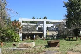 広場から眺める施設風景