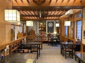 客席 手前にテーブル、奥には石倉があります