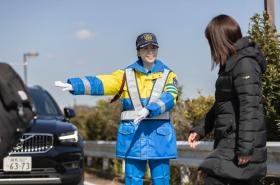 道路上で歩行者と車両が安全に通行できるよう誘導する警備です