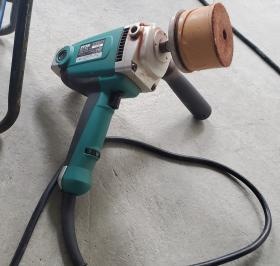 磨き作業使用する機材のひとつです。約３キロ程度です。