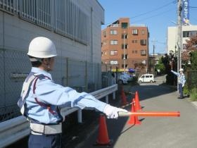交通誘導警備の様子。道路、幹線、ガス、水道工事等。閑散期なし