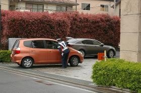 駐車場誘導警備の様子。セレモニーや店舗等、複数ございます。